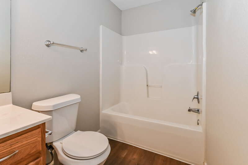 1,760/Mo, 7338 Green Ash Dr Olive Branch, MS 38654 Bathroom View