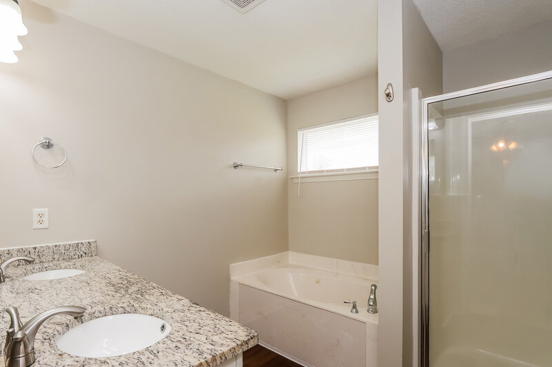 1,845/Mo, 10333 Cottage Oaks Dr Cordova, TN 38016 Main Bathroom View