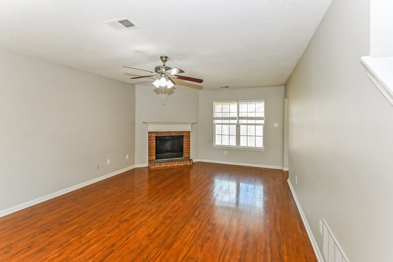 2,640/Mo, 7778 Lowrance Road Memphis, TN 38125 Living Room View
