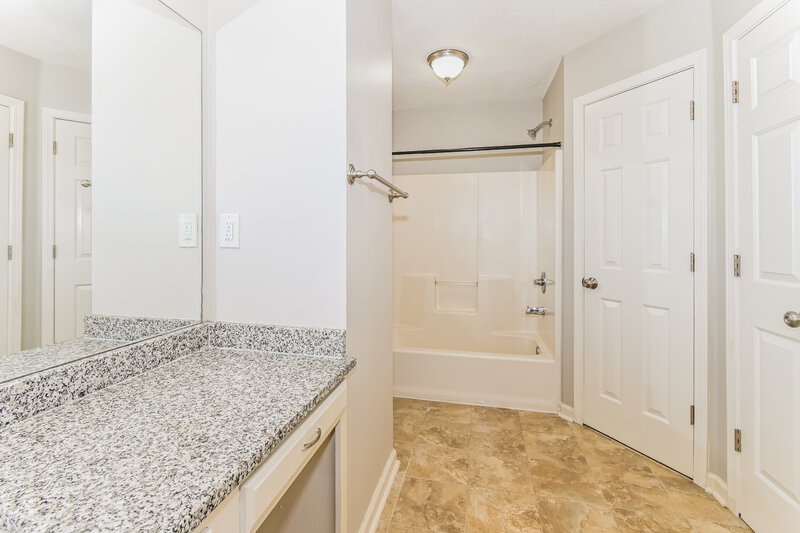 2,640/Mo, 7778 Lowrance Road Memphis, TN 38125 Main Bathroom View