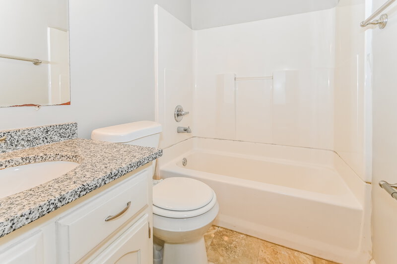 2,640/Mo, 7778 Lowrance Road Memphis, TN 38125 Bathroom View