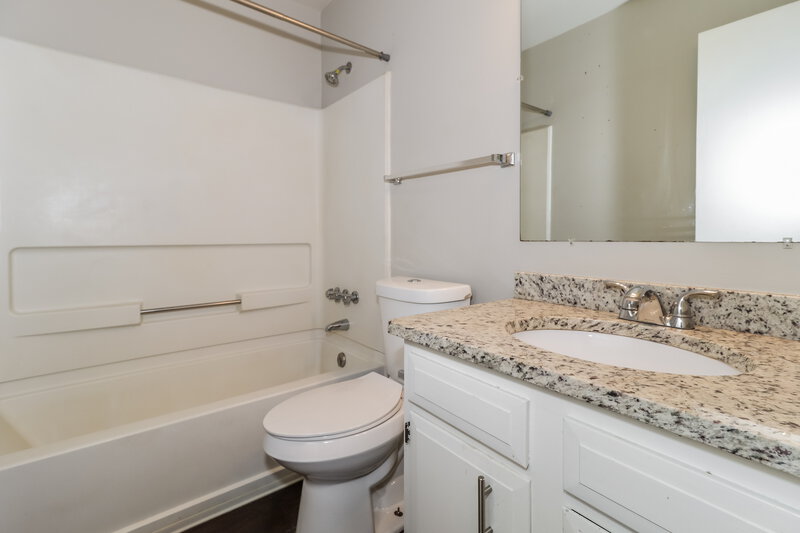 1,650/Mo, 6124 Kensington Cir Horn Lake, MS 38637 Bathroom View