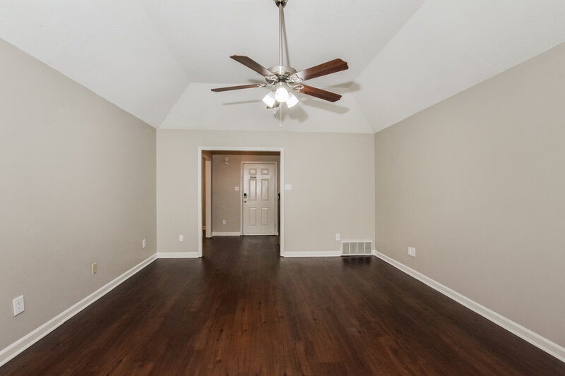 2,090/Mo, 5554 Harvey Pointe Ln Memphis, TN 38125 Living Room View 2