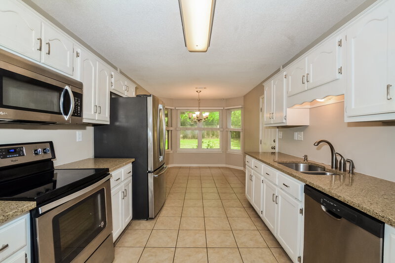 2,090/Mo, 5554 Harvey Pointe Ln Memphis, TN 38125 Kitchen View 2