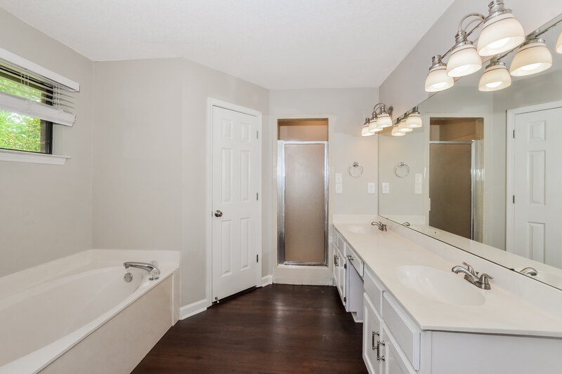 2,090/Mo, 5554 Harvey Pointe Ln Memphis, TN 38125 Main Bathroom View
