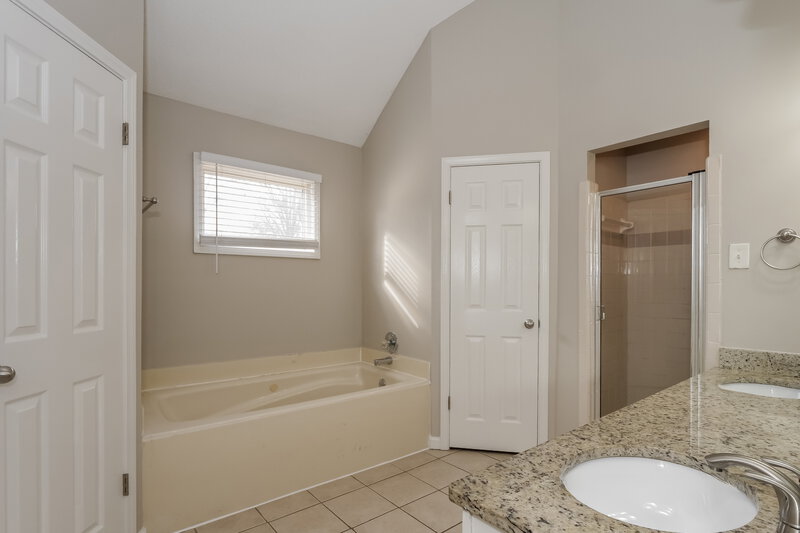 1,780/Mo, 4387 Cross Creek Cv Memphis, TN 38125 Main Bathroom View