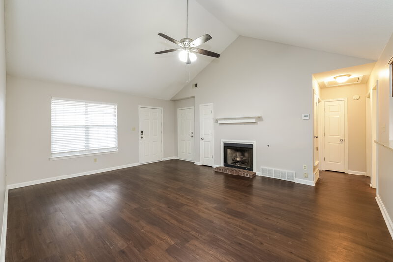 1,550/Mo, 7063 Hampton Dr Horn Lake, MS 38637 Living Room View 2