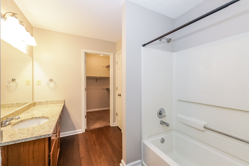 1,550/Mo, 7063 Hampton Dr Horn Lake, MS 38637 Main Bathroom View