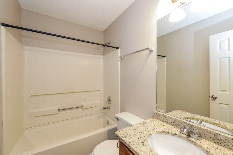 1,550/Mo, 7063 Hampton Dr Horn Lake, MS 38637 Bathroom View