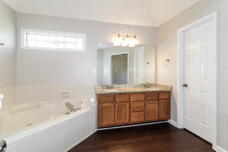 1,900/Mo, 4449 St Marks Cv Memphis, TN 38125 Main Bathroom View