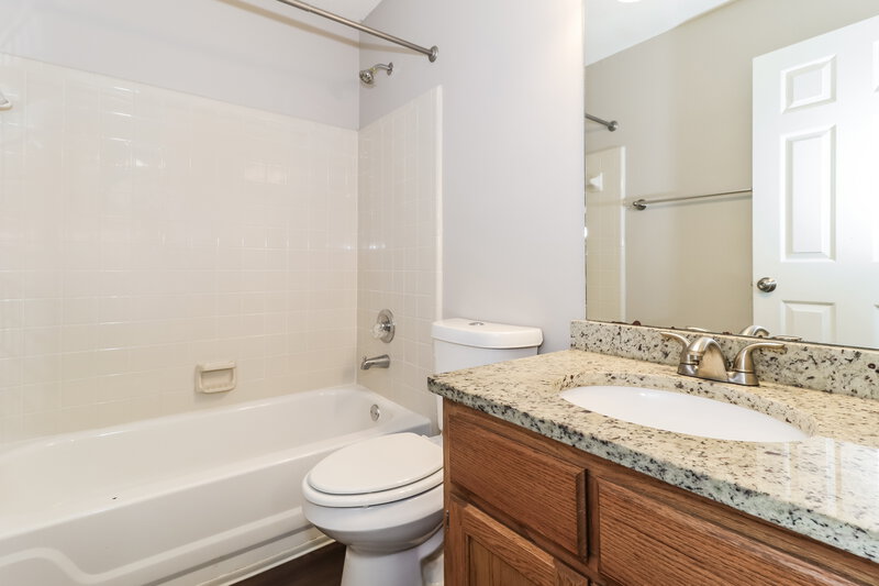 1,900/Mo, 4449 St Marks Cv Memphis, TN 38125 Bathroom View