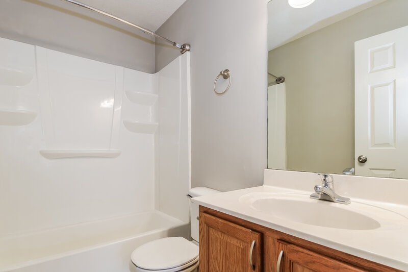 2,730/Mo, 9949 Fox Run Dr Olive Branch, MS 38654 Main Bathroom View