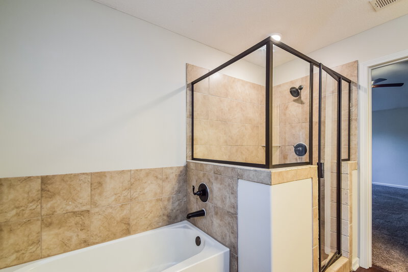 1,915/Mo, 9456 Darren Cir S Cordova, TN 38018 Main Bathroom View