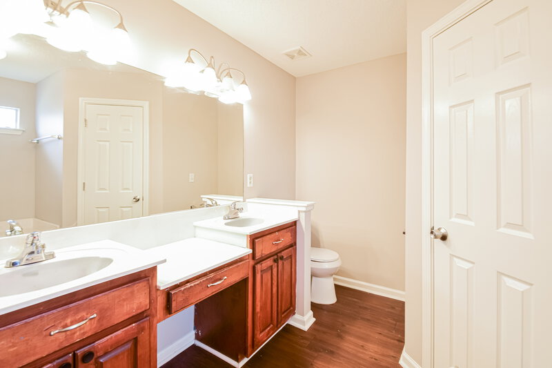 2,300/Mo, 6300 E Sandbourne Olive Branch, MS 38654 Main Bathroom View