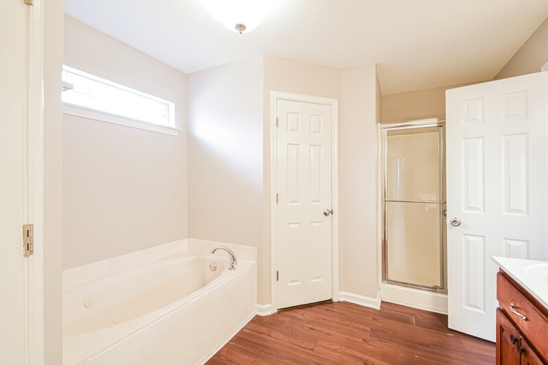 2,300/Mo, 6300 E Sandbourne Olive Branch, MS 38654 Main Bathroom View 2