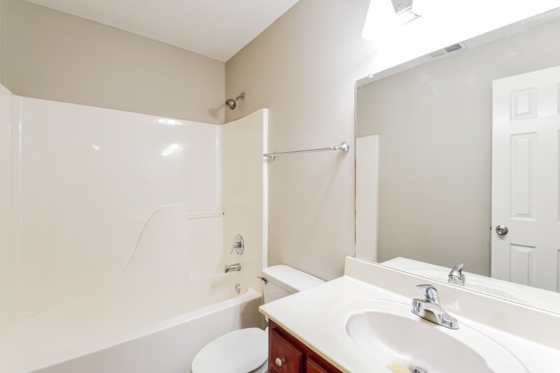 2,300/Mo, 6300 E Sandbourne Olive Branch, MS 38654 Bathroom View