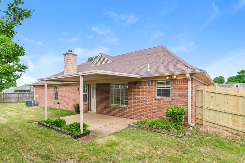 1,910/Mo, 7349 Portsmouth Cv Memphis, TN 38125 Rear View