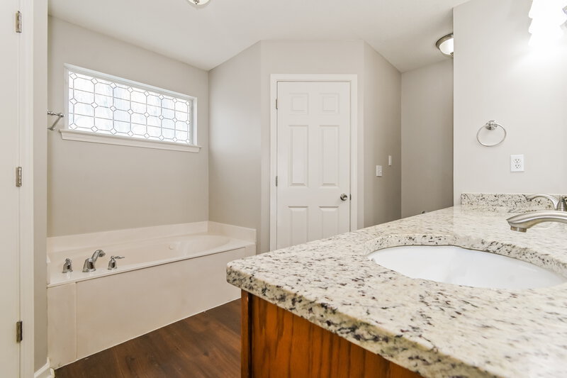 2,355/Mo, 5678 Kuykendall Dr Southaven, MS 38672 Main Bathroom View