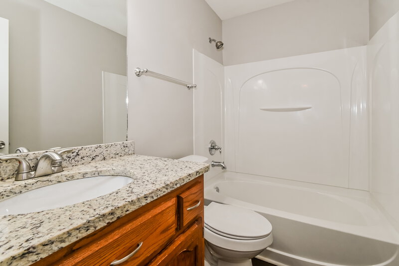 2,355/Mo, 5678 Kuykendall Dr Southaven, MS 38672 Bathroom View
