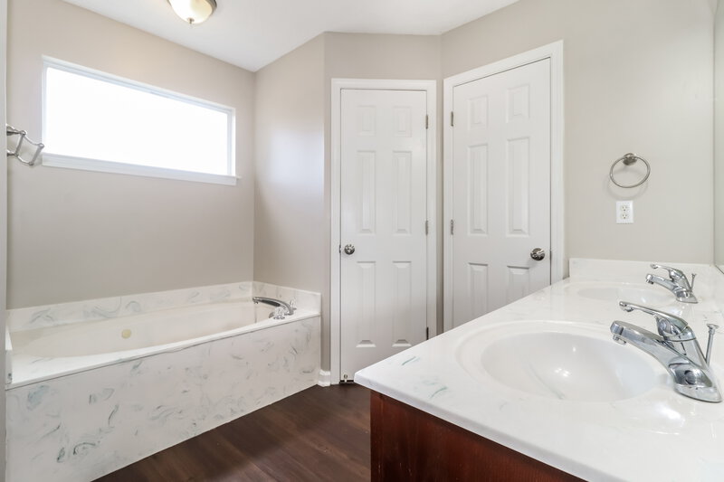 2,015/Mo, 3455 E Pendulum Drive Hernando, MS 38632 Main Bathroom View