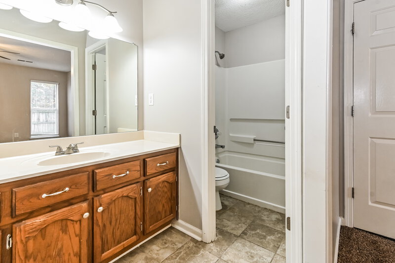 1,630/Mo, 6911 Magnolia Trl Olive Branch, MS 38654 Main Bathroom View