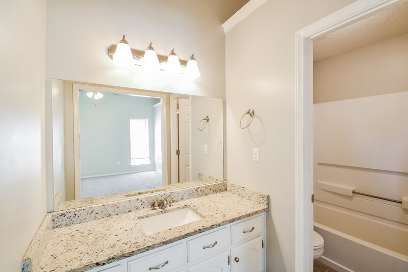1,810/Mo, 9105 Belmont Dr Southaven, MS 38671 Main Bathroom View