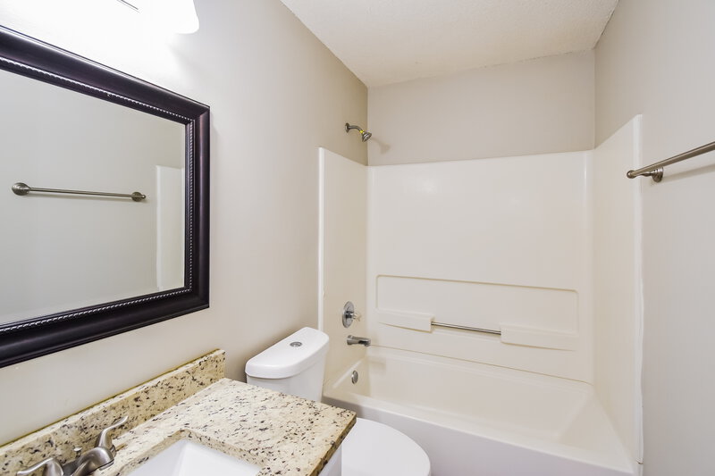 1,810/Mo, 9105 Belmont Dr Southaven, MS 38671 Bathroom View