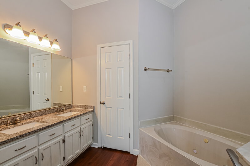 1,945/Mo, 7645 New Found Gap Rd Memphis, TN 38125 Main Bathroom View
