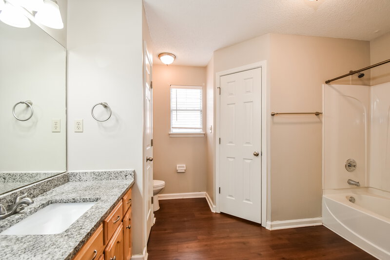 1,715/Mo, 8456 Cross Point Dr Olive Branch, MS 38654 Main Bathroom View