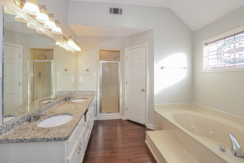 2,450/Mo, 7375 Ashley Oaks Dr Memphis, TN 38125 Main Bathroom View