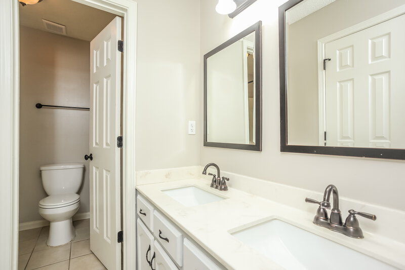2,460/Mo, 1271 Breezy Gate Dr Cordova, TN 38018 Main Bathroom View