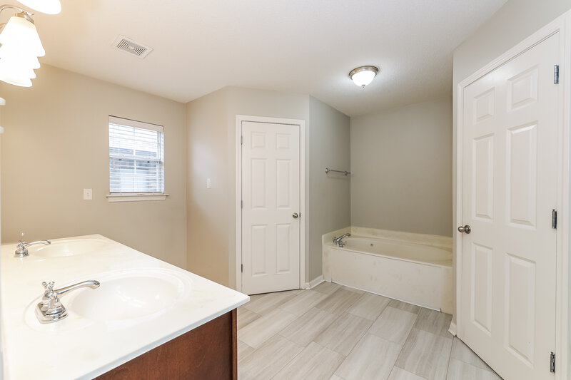 2,085/Mo, 2693 Rutherford Dr Southaven, MS 38672 Main Bathroom View