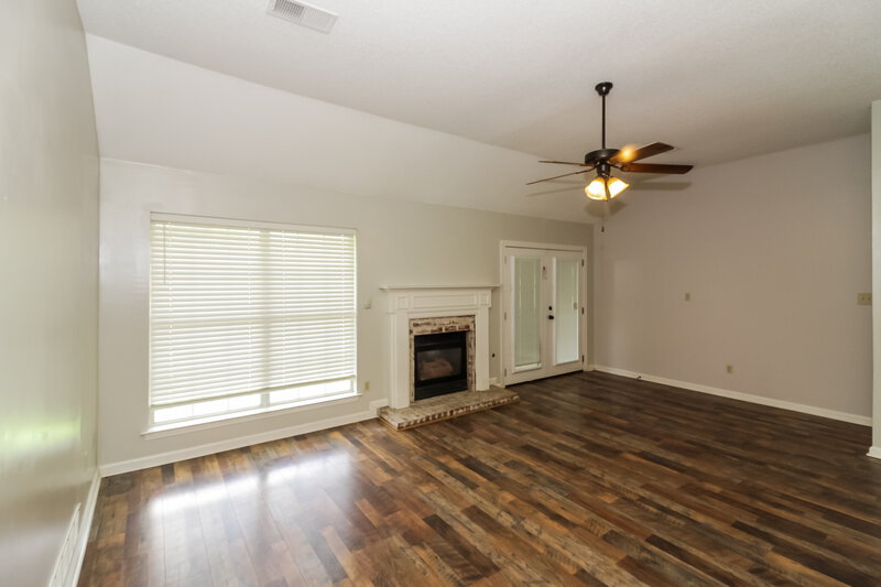 2,005/Mo, 1676 Sandpiper Cv N Hernando, MS 38632 Living Room View