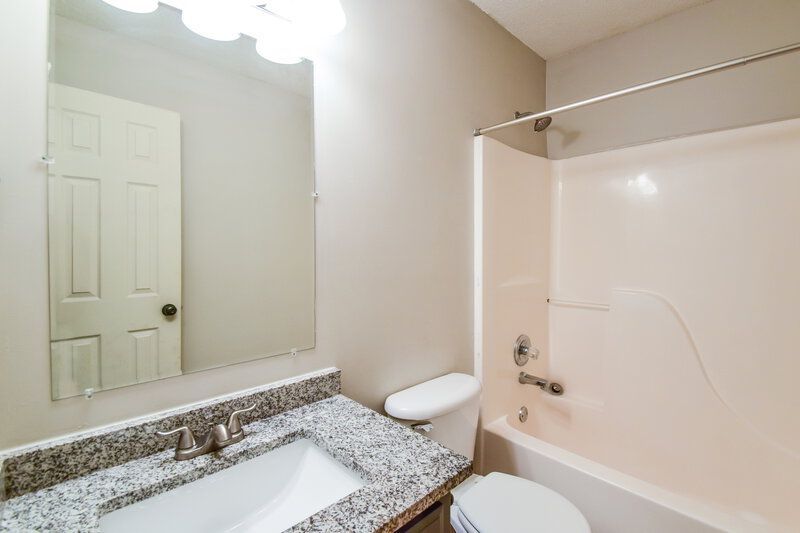 1,975/Mo, 1676 Sandpiper Cv N Hernando, MS 38632 Bathroom View