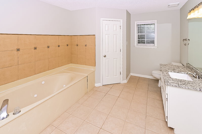 2,045/Mo, 6437 Stone Lake Dr Bartlett, TN 38135 Main Bathroom View