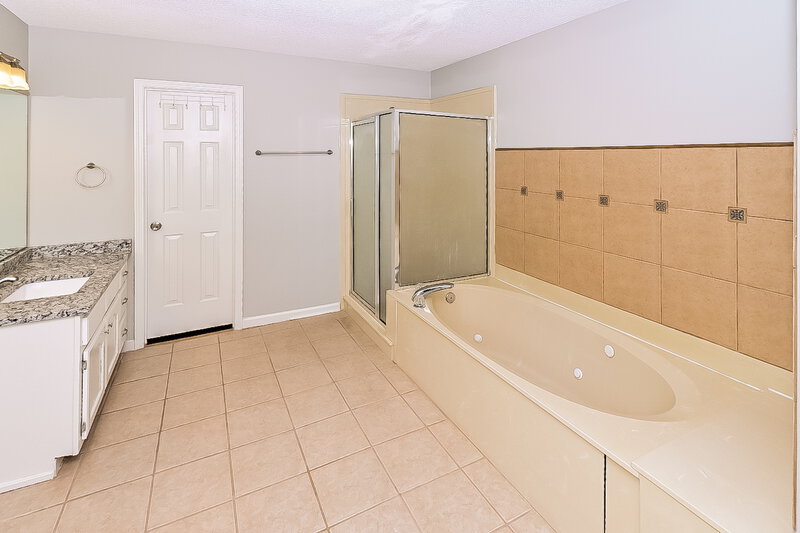 2,045/Mo, 6437 Stone Lake Dr Bartlett, TN 38135 Main Bathroom View 2