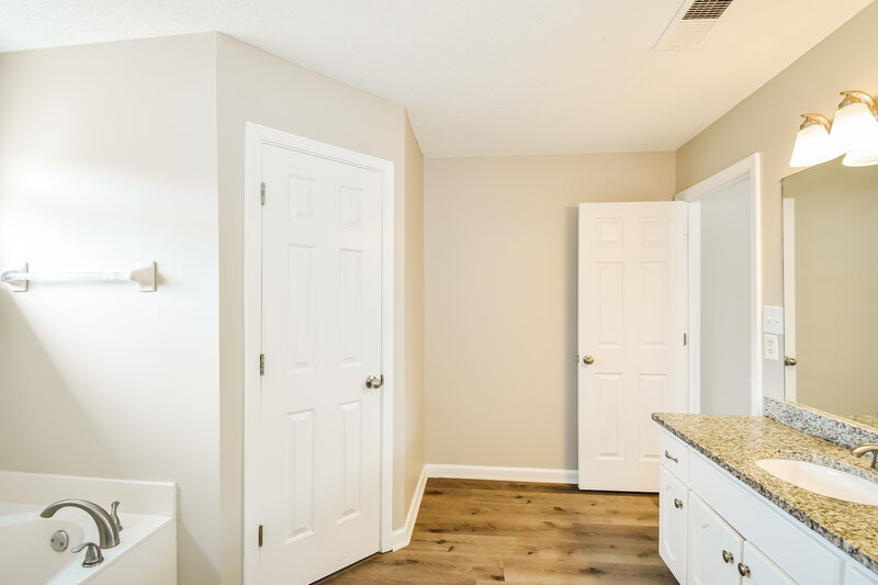 1,635/Mo, 9043 William Paul Drive Olive Branch, MS 38654 Main Bathroom View