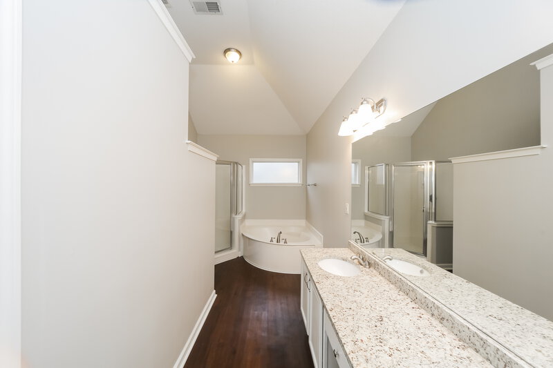 2,510/Mo, 2609 Wood Sage Cv Cordova, TN 38016 Main Bathroom View