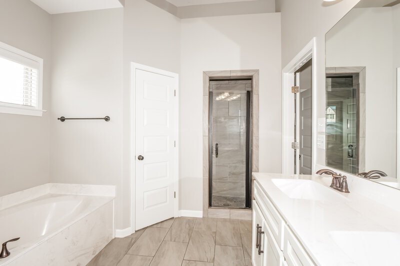 2,550/Mo, 5498 Riverstone Dr Memphis, TN 38125 Main Bathroom View