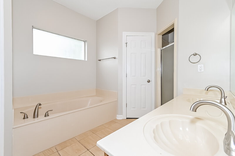 2,100/Mo, 13119 Claybourne Cv Olive Branch, MS 38654 Main Bathroom View