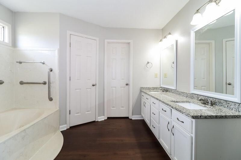 2,085/Mo, 9335 Barrow Dr Cordova, TN 38016 Main Bathroom View 2