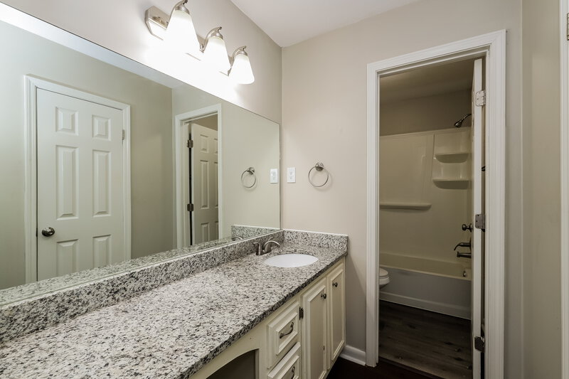 1,965/Mo, 7221 Bluegrass Rd Olive Branch, MS 38654 Main Bathroom View