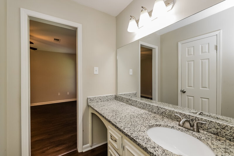 1,965/Mo, 7221 Bluegrass Rd Olive Branch, MS 38654 Main Bathroom View 2