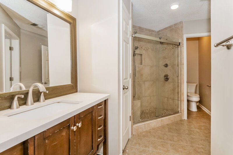 1,960/Mo, 8432 Creek Front Dr Cordova, TN 38016 Main Bathroom View