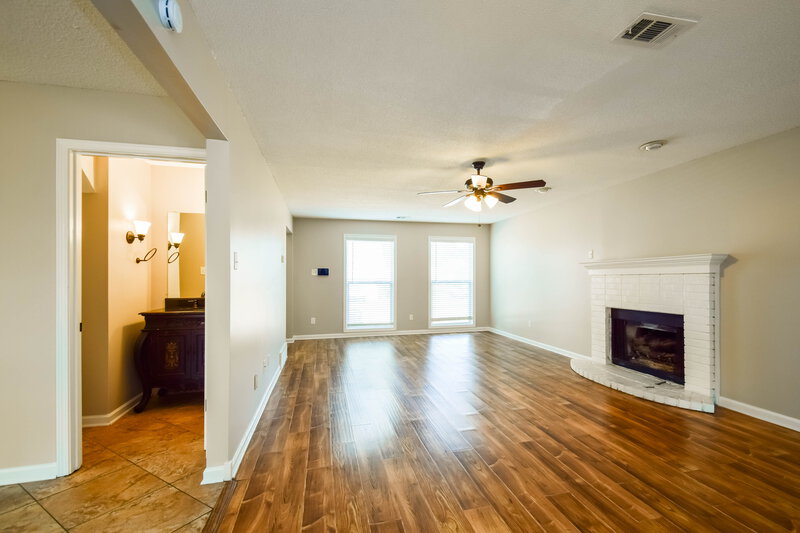 1,955/Mo, 8151 Cross Creek Ct Memphis, TN 38125 Living Room View 2