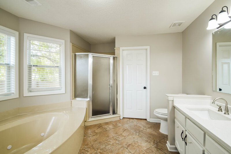 1,955/Mo, 8151 Cross Creek Ct Memphis, TN 38125 Main Bathroom View