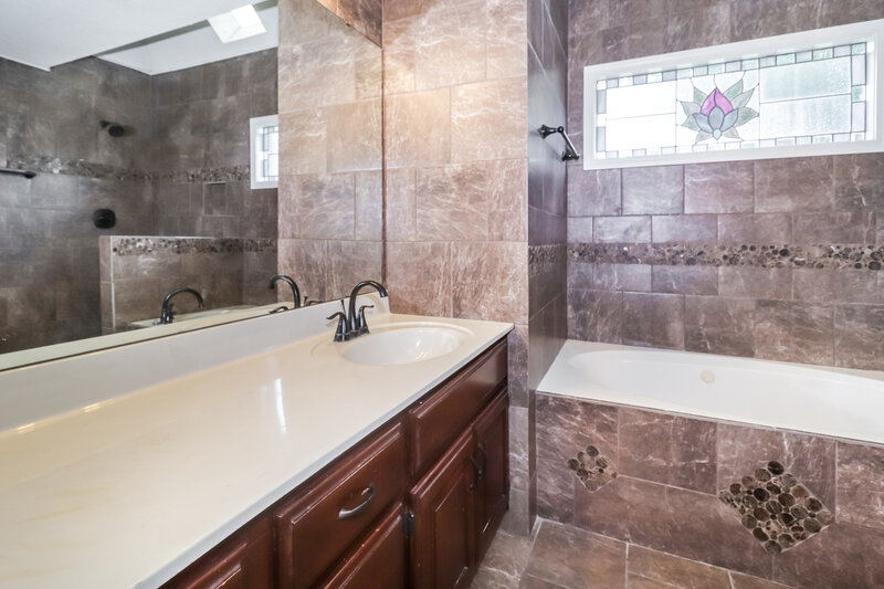2,425/Mo, 4365 Barrymor Dr Memphis, TN 38125 Main Bathroom View
