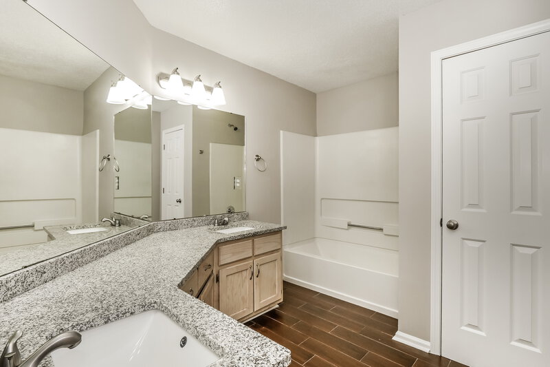 1,735/Mo, 6863 Delta Newberry Cv Olive Branch, MS 38654 Main Bathroom View