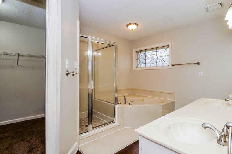 2,230/Mo, 8607 Bazemore Road Cordova, TN 38018 Main Bathroom View
