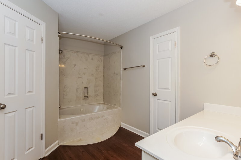 1,710/Mo, 8450 Kimberly Rose Dr Cordova, TN 38016 Main Bathroom View